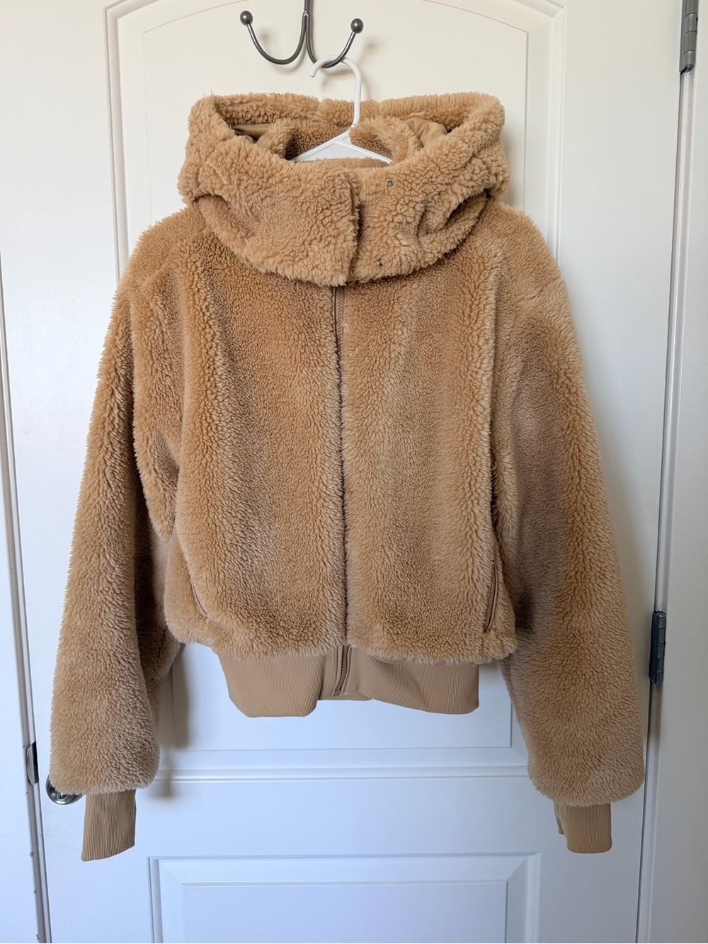 ALO Foxy Yoga Sherpa Jacket in Camel - Picture 4 of 8